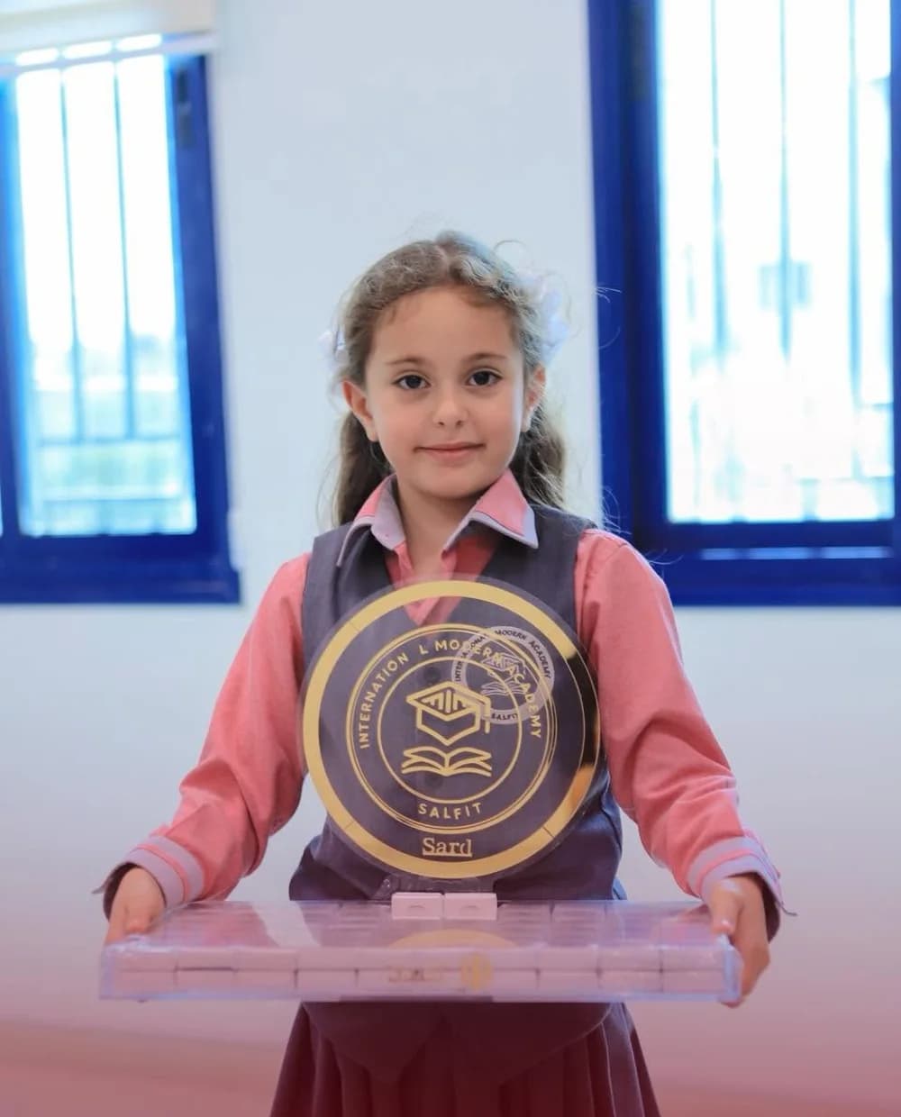 طالبة تتسلّم جائزة أكاديمية